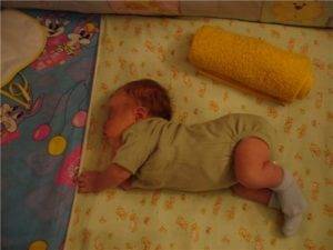 Почему новорожденный запрокидывает голову и выгибает спину