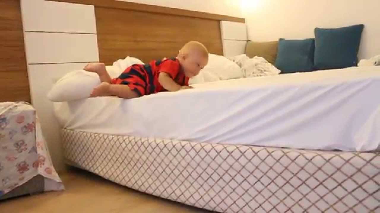 Ребенок упал с кровати. что делать?