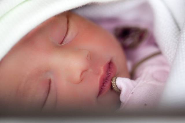 Гноится глаз у новорожденного - что делать, чем лечить и промывать?