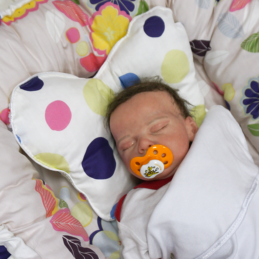 Предназначение ортопедической подушки для новорожденного и как сделать своими руками