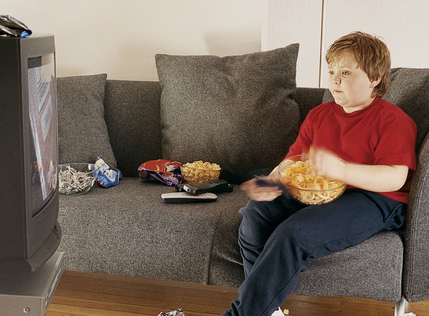 Позволять ли ребенку кушать перед телевизором? - страна мам