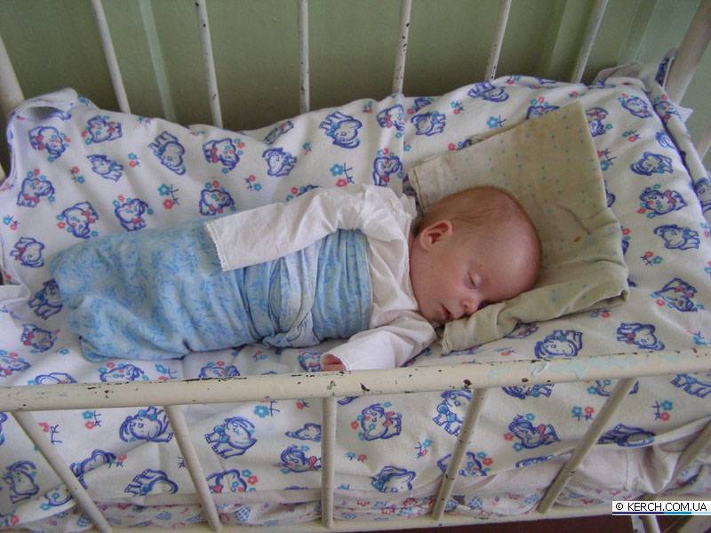 Основные правила, которые помогут родителям быстро уложить спать новорожденного малыша днем и ночью