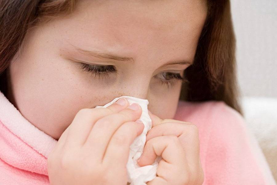 У ребенка зеленые сопли и гноятся глаза: лечение простуды с насморком, кашлем и конъюнктивитом