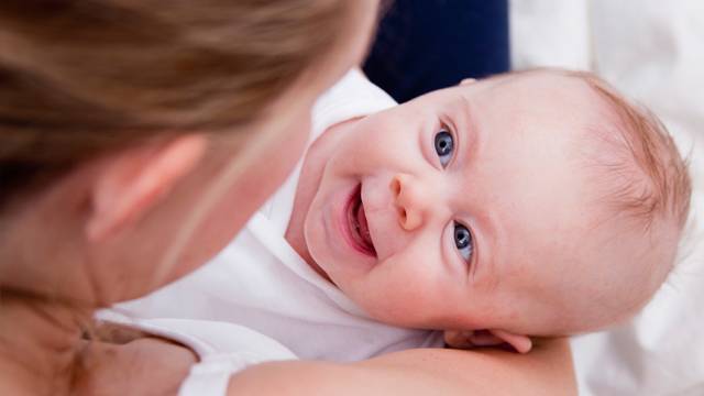 Когда ребенок начинает гулить и агукать, что если новорожденный ребенок не агукает, способы развития речи