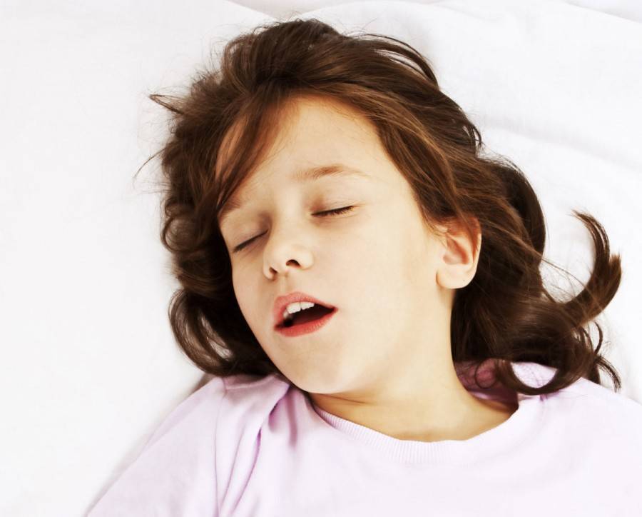 Ребенок спит с открытым ртом: почему это происходит, стоит ли беспокоиться?