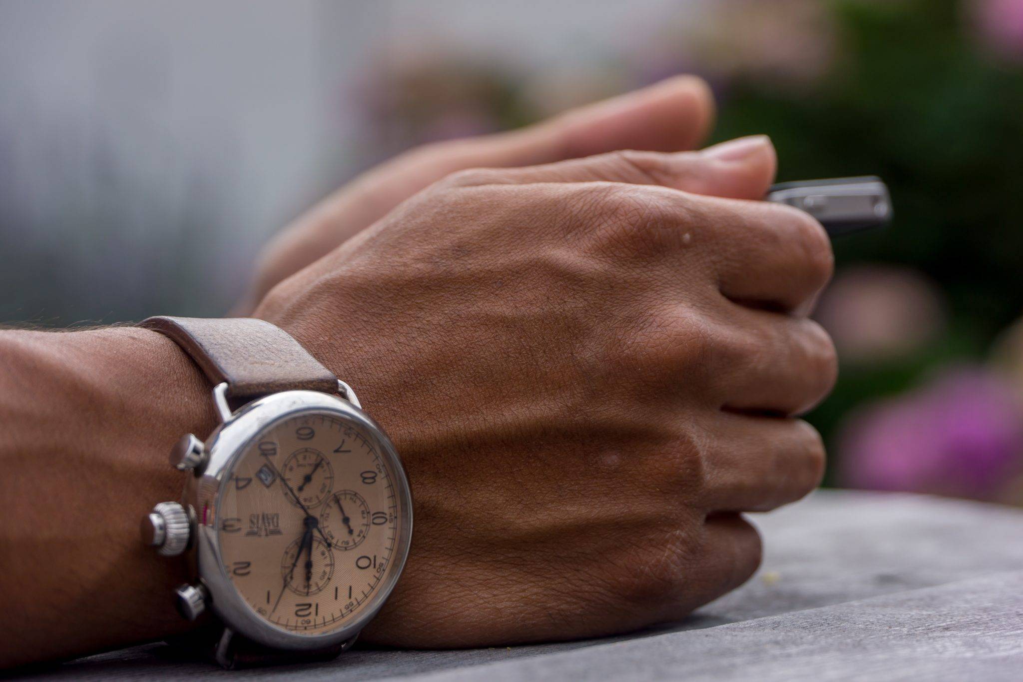 На какой руке носят часы мужчины по этикету и почему?