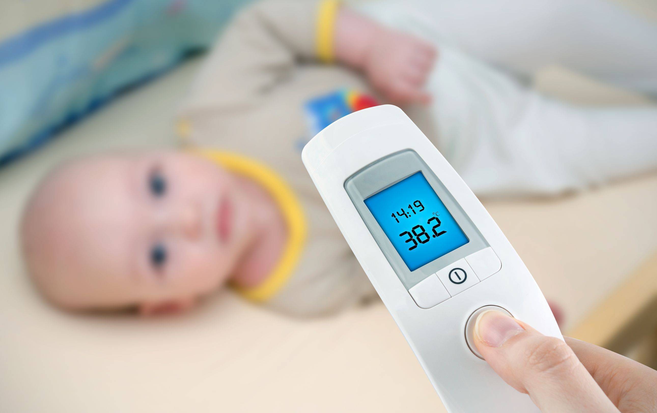 Температура ребенка 1 неделя. Измерение температуры новорожденного. Ребенок с градусником. Термометрия у детей. Градусник под мышкой.