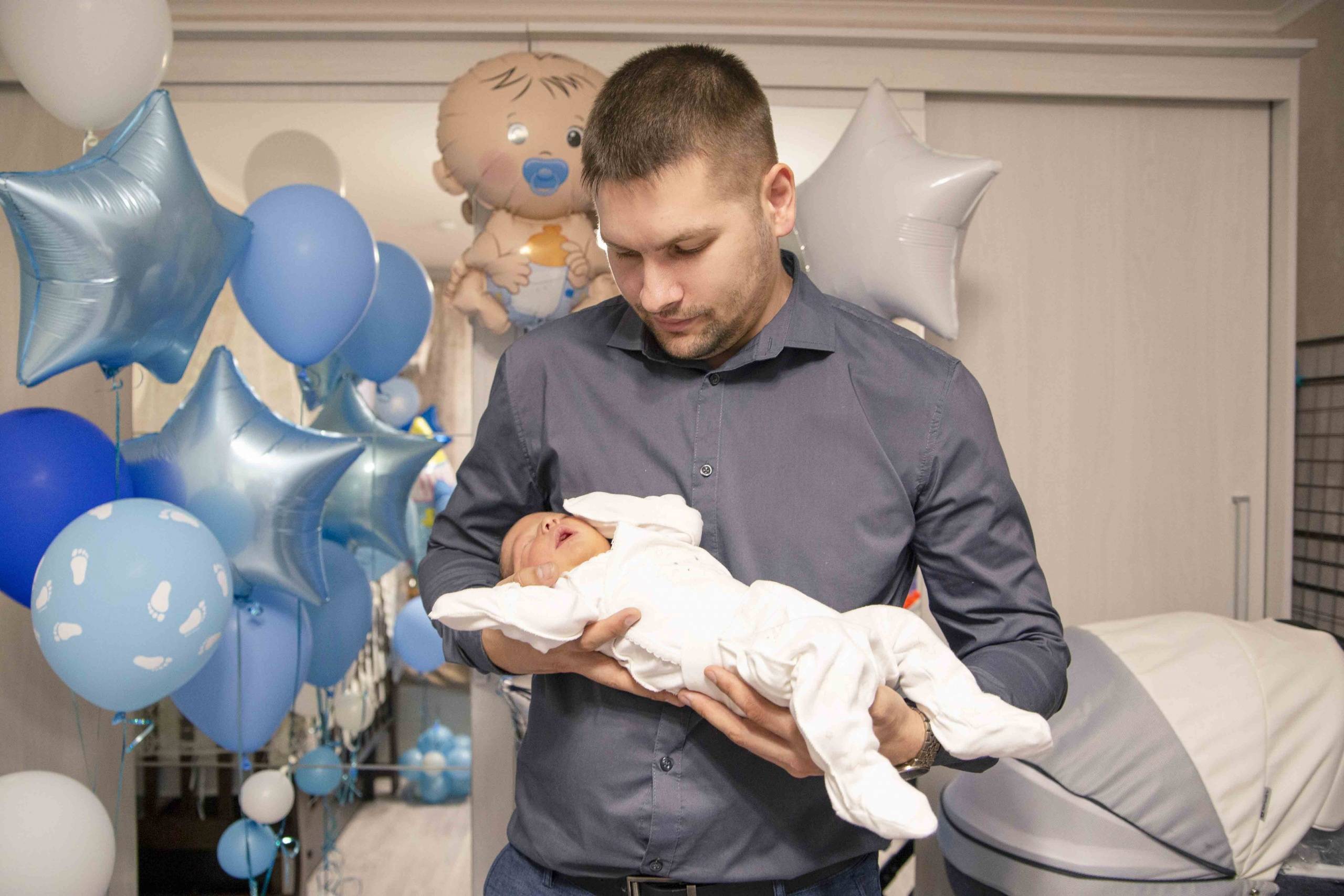 Подарки на выписку из роддома: что принято дарить роженице за рождение ребенка в 2023 году?