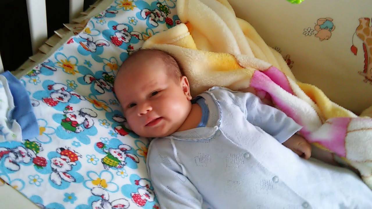 Новорожденный кряхтит во сне и выгибается: что это значит