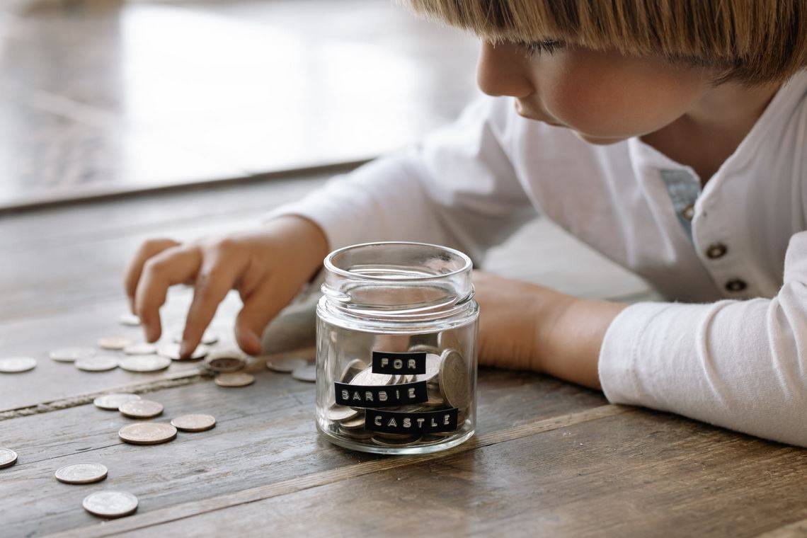 Как научить ребенка экономить: 5 советов, которые помогут ему реже просить карманные деньги