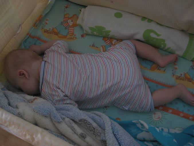 Можно ли новорожденному спать на животе  2022