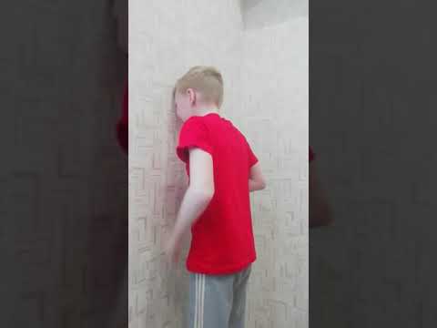 Ребенок бьется головой об стену