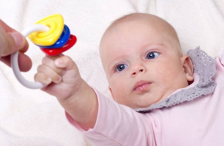 Когда новорожденному можно дать погремушку, во сколько месяцев ребенок начинает ее держать?