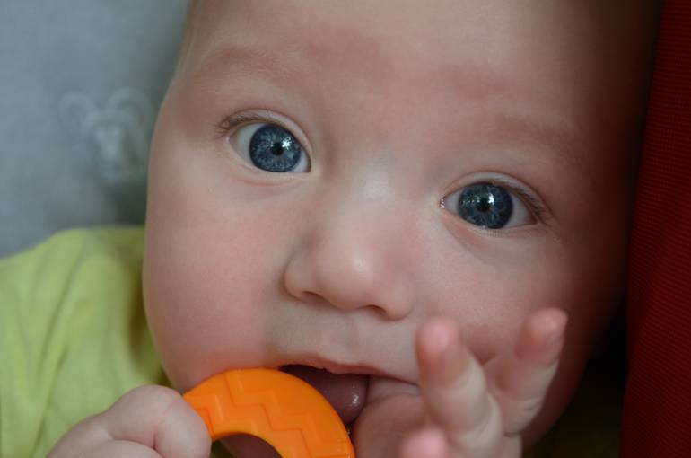 7 секретов изменения цвета глаз у младенца и новорождённого