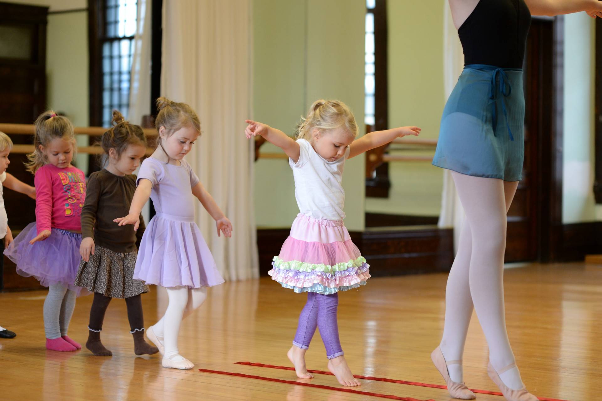 Танцы-повторялки для детей с элементами игры для мам и воспитателей доу