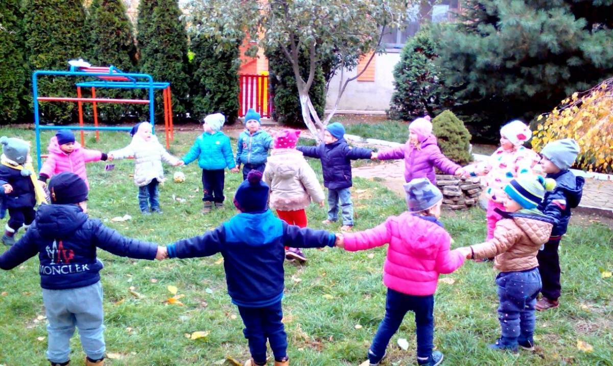 Детский сад подвижные игры на прогулке. Дети на прогулке. Игры на прогулке. Веселые игры на свежем воздухе. Прогулка на свежем воздухе в детском саду.