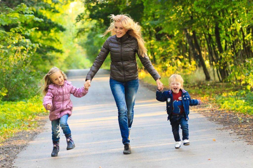 Ролики папа и мама. Дети на прогулке. Женщина с ребенком. Мама гуляет с ребенком. Родители с детьми на прогулке.