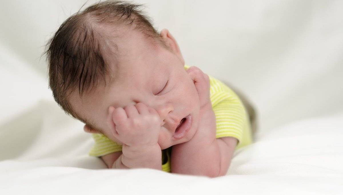Ребенок спит с открытым ртом: причины. стоит ли беспокоиться?