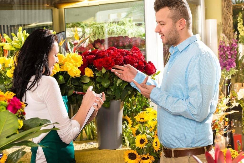 Как правильно дарить цветы: правила этикета