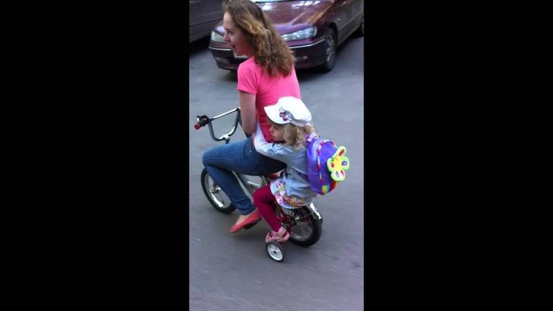 Как научить ребенка кататься на двухколесном велосипеде? с какого возраста можно начинать? :: syl.ru