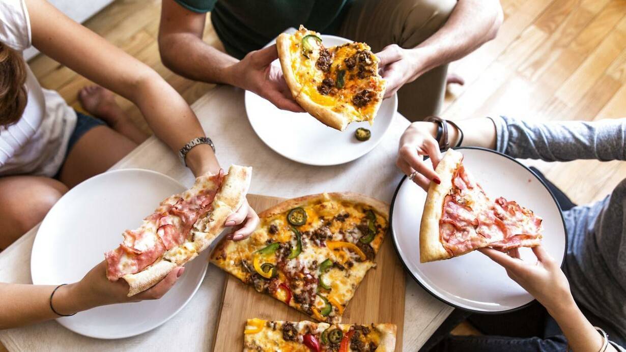 Как правильно кушать пиццу: руками или приборами?