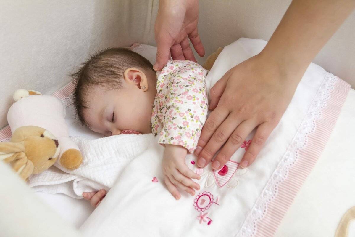 Как отучить ребенка спать на руках: 3 этапа