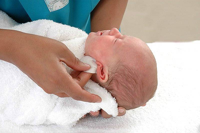 Как чистить ушки новорожденному — правильный уход в 1-3 месяца