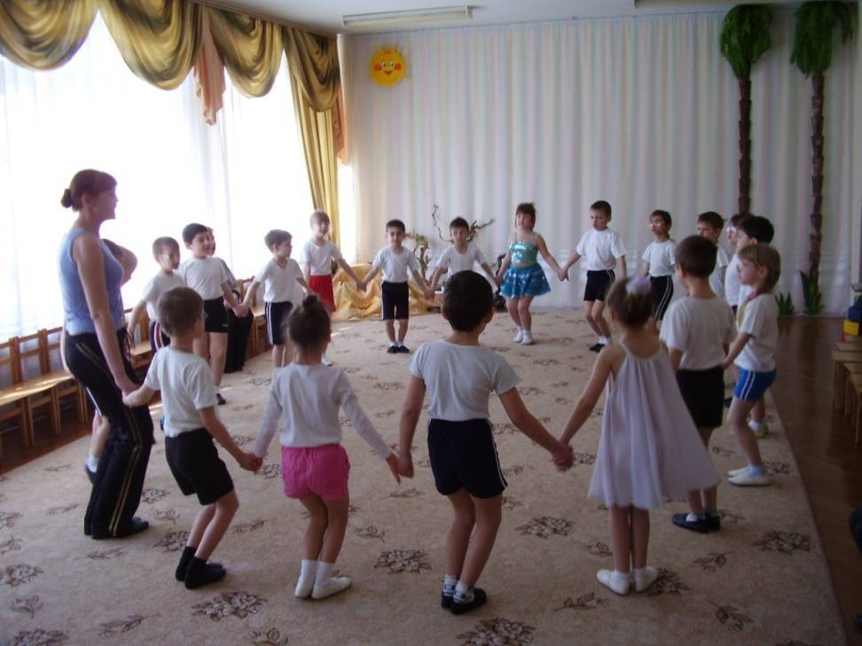 Танцы для детей от года: пляшем дома с мамой