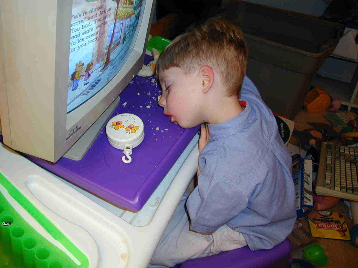 Что делать, если ребенок долго сидит за компьютером: сколько времени можно сидеть за монитором школьнику