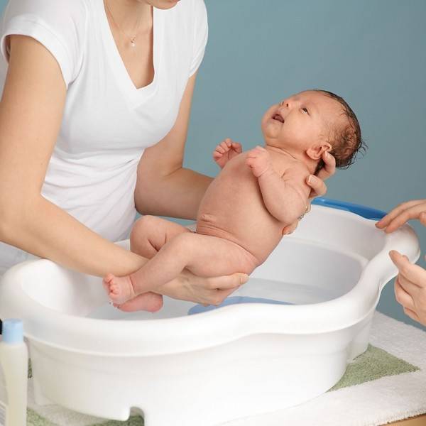 Как подмывать новорожденную девочку: видео интимной гигиены под краном