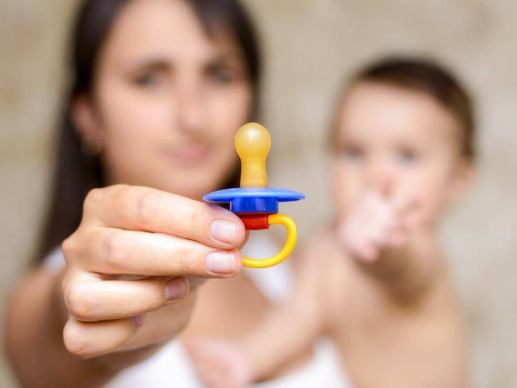 Как приучить ребенка к сосанию пустышки: полезные советы