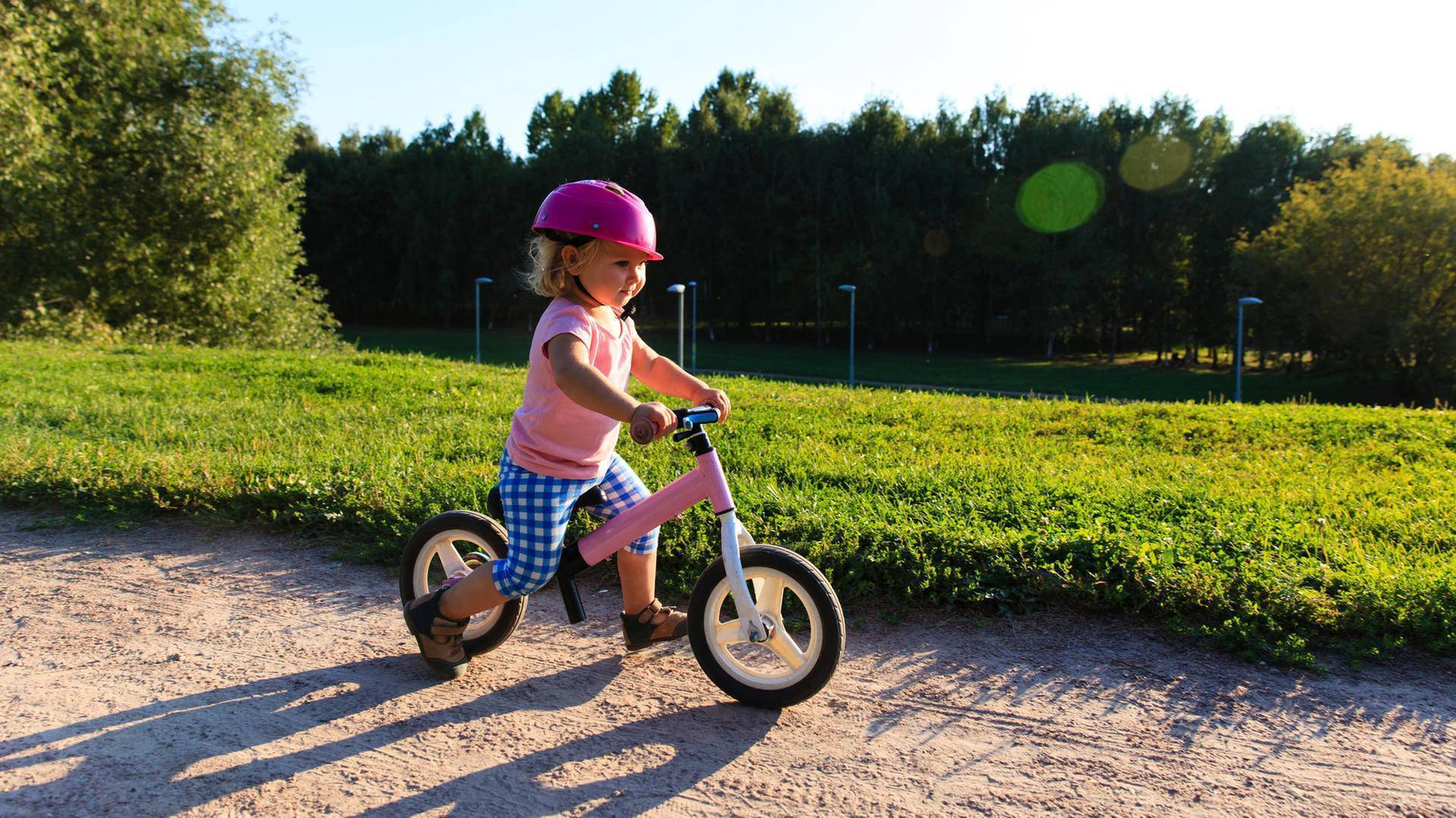 Учим ребенка кататься на велосипеде