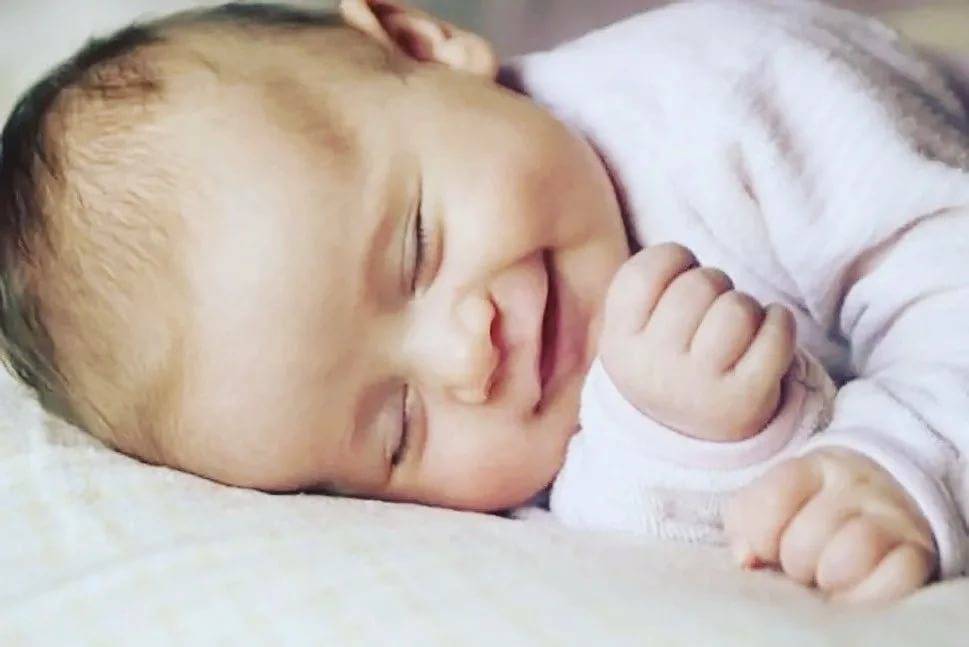 Почему новорожденные и маленькие дети улыбаются во сне