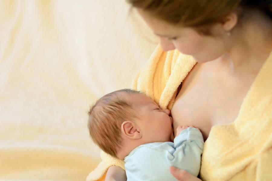 Сколько по времени кормить новорожденного грудным молоком, наестся ли он за 5 минут, как долго ребенок может сосать грудь