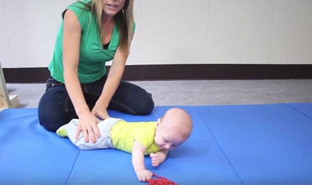 Как научить ребенка переворачиваться с живота на спину