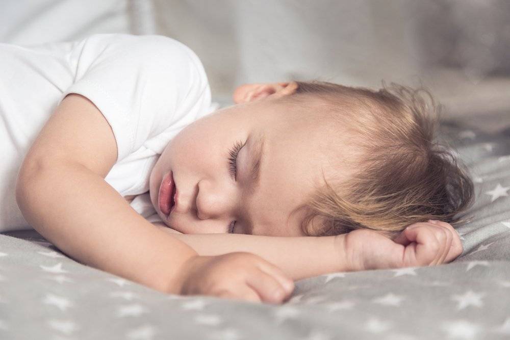 Как отучить ребенка спать вместе с родителями и приучить засыпать без мамы: советы и мнение психолога