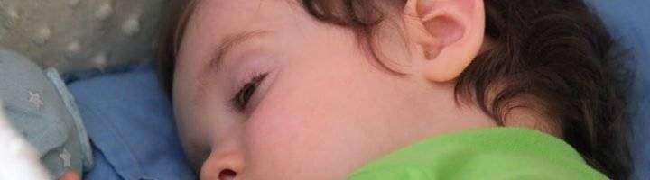 Новорожденный закатывает глаза когда засыпает и дергается: ребенок моргает во сне