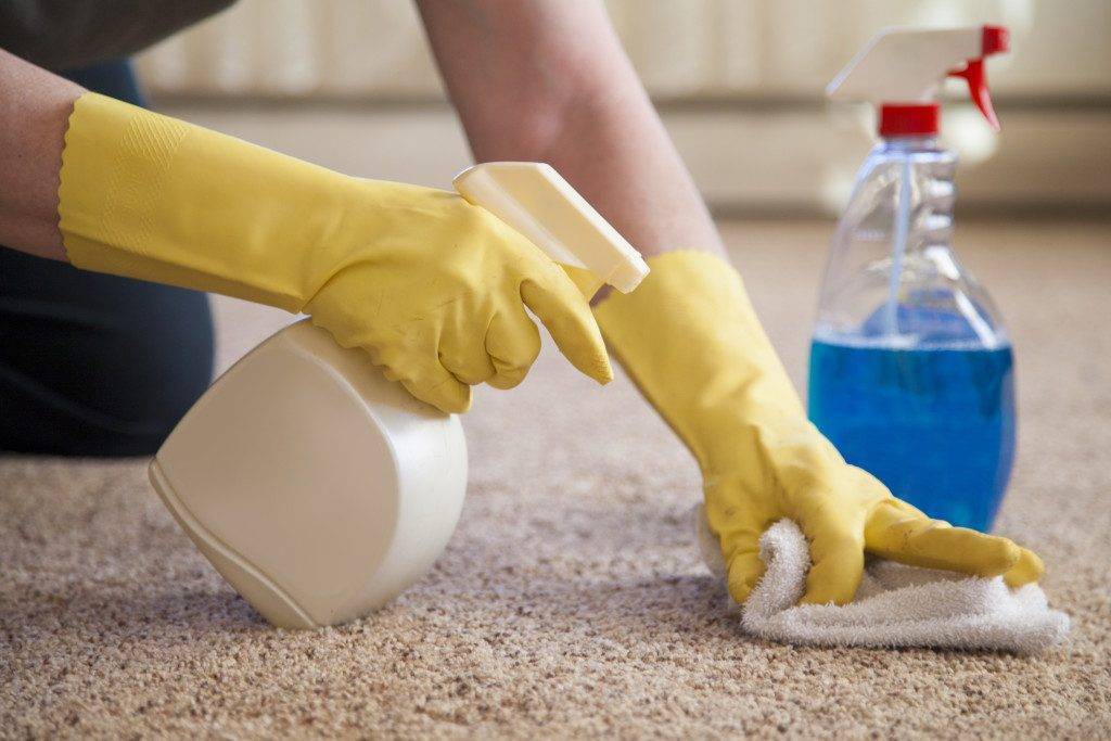Как избавиться от запаха детской,  кошачьей или собачьей мочи на ковре