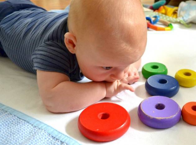 Как нужно развивать ребенка в 4 месяца: обзор полезных игрушек, развивающих игр и занятий в домашних условиях