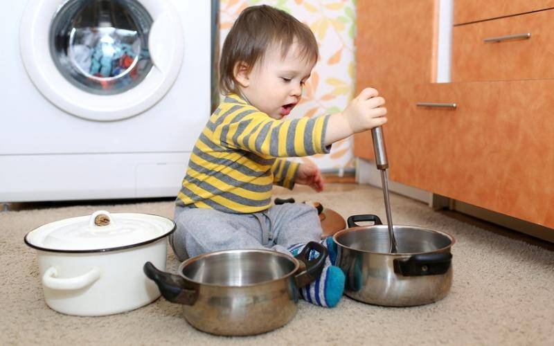 Как занять ребёнка на кухне и чем он может помочь