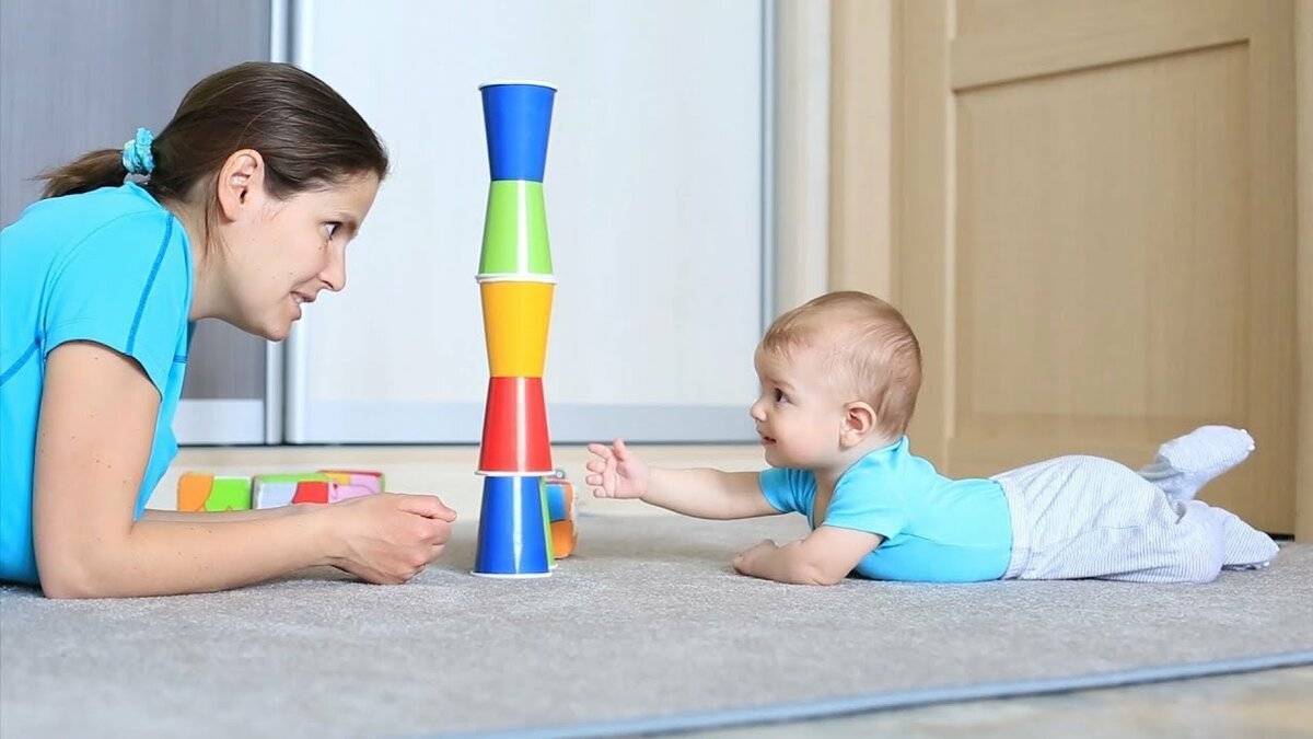 Чем занять малыша в 11 месяцев: развивающие игры и полезные игрушки для ребенка
