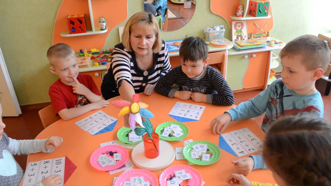 Дети играют в дидактические игры в детском саду фото