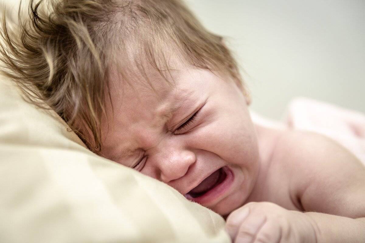 Сон плач младенца. Ребенок плачет. Плачущий младенец. Плач беспокойство ребенка. Капризный новорожденный.
