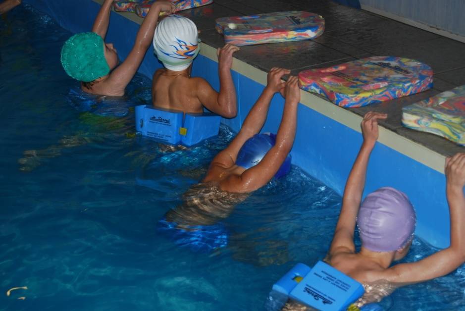 Упражнения для плавания кролем на груди - подборка для обучения в бассейне и лучшие видео для самостоятельной работы на воде