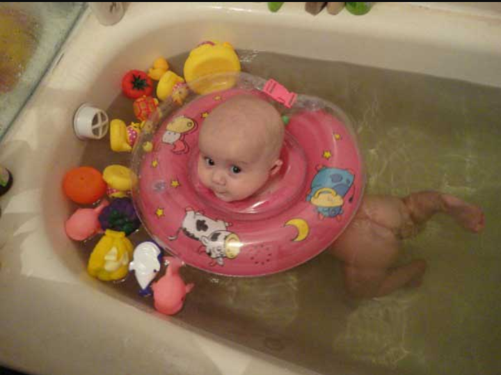 С какого возраста можно купать ребенка с кругом на шее в ванной