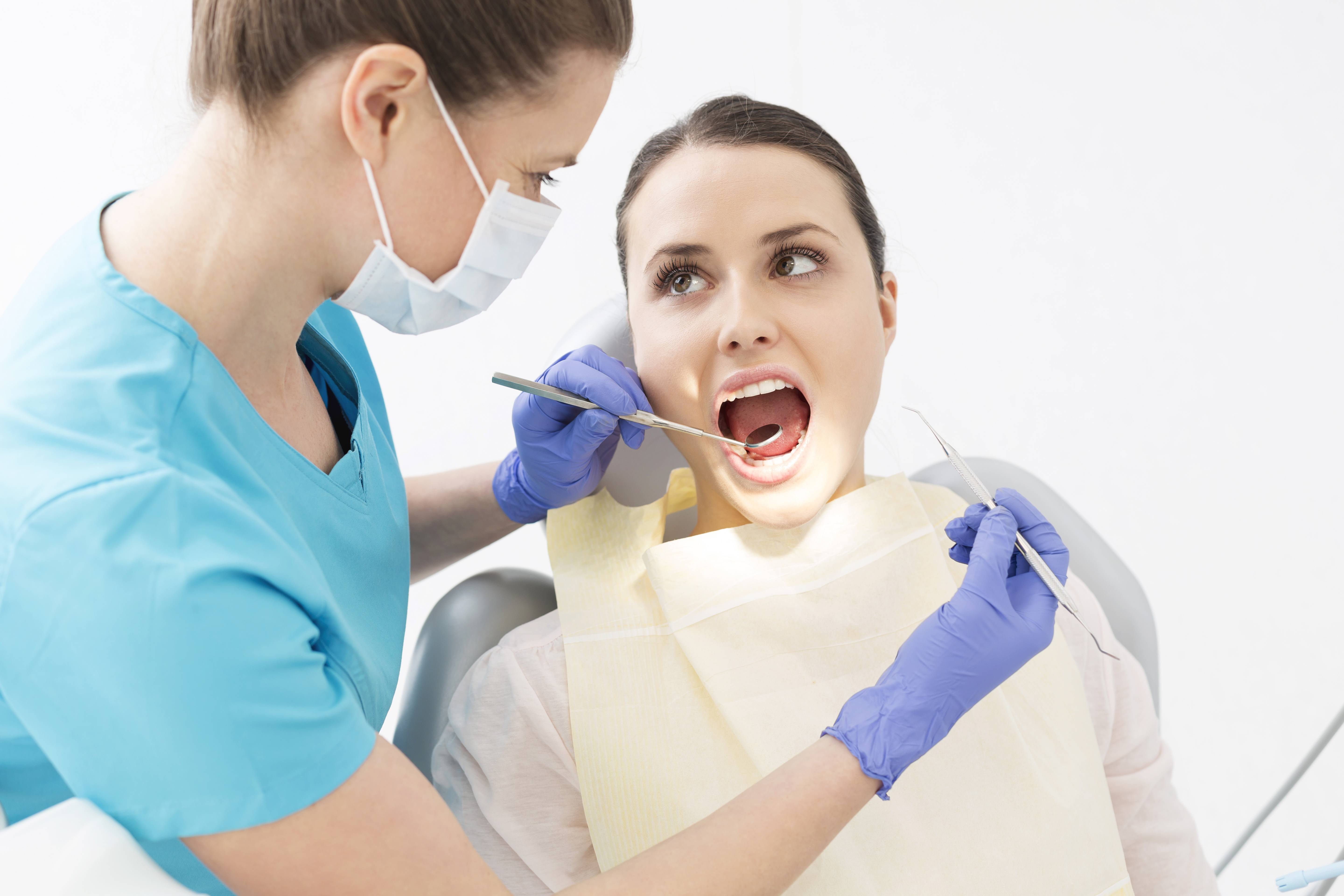 При беременности можно лечить зубы с анестезией. Девушка стоматолог.