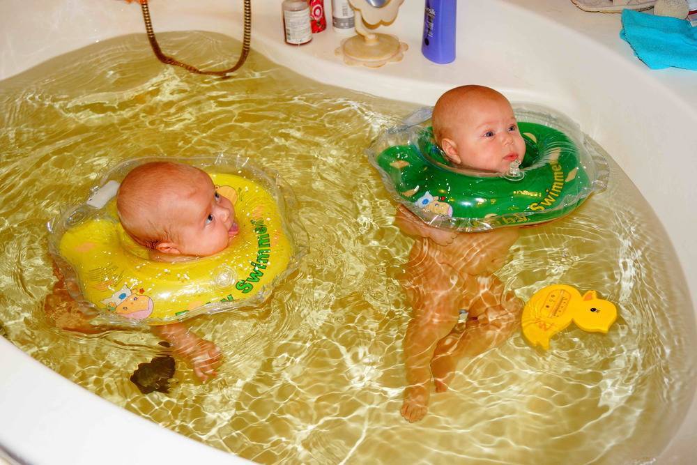 Круг для купания новорожденного в ванной: правила выбора, использования, специальные упражнения для развития грудничка, противопоказания