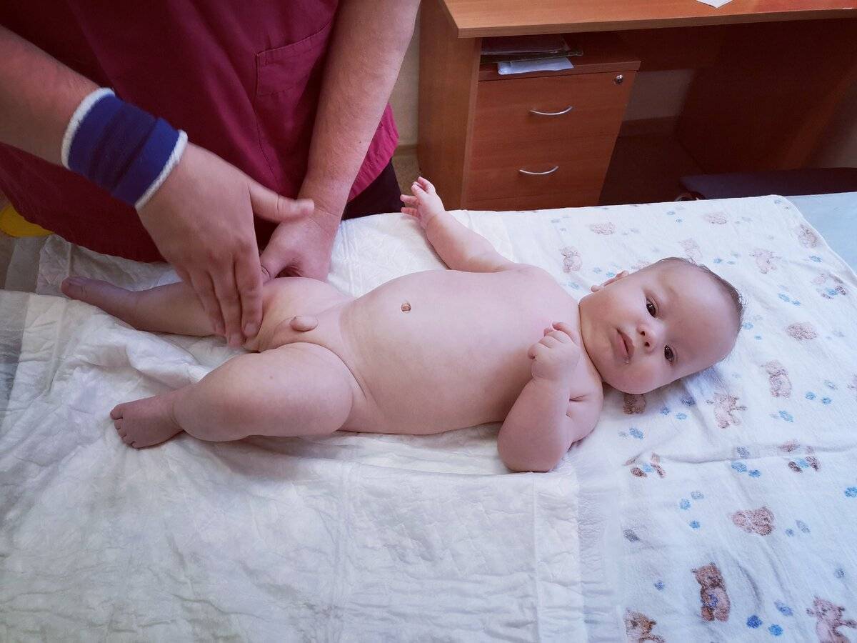 Половые органы новорожденного мальчика. Переворачивание ребенка со спины на живот. Научить ребенка переворачиваться. Переворачивание на живот новорожденного.
