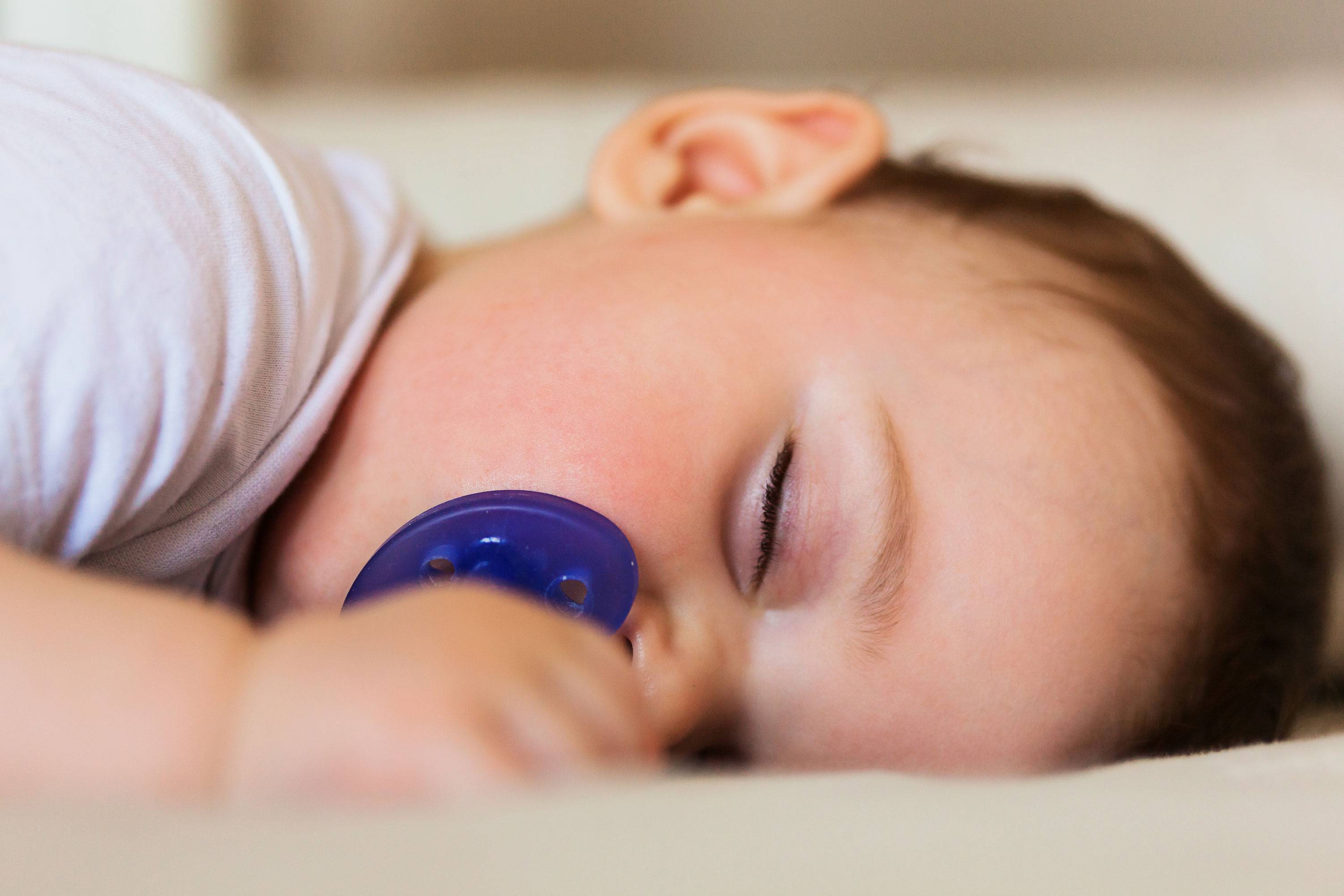 Можно ли новорожденному спать с пустышкой? последствия и важные советы от врачей
