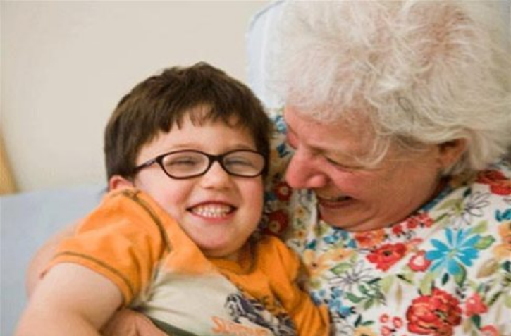 Бабушка чрезмерно балует внуков и все им позволяет: что делать родителям
